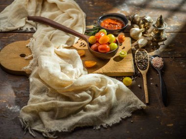 Domates ve makarna malzemeleri.