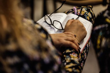 Kilisede el ve İncil