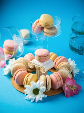 Sağlam bir arkaplan üzerinde renkli badem kurabiyeleri