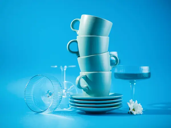 Tassen Und Gläser Auf Blauem Hintergrund lizenzfreie Stockbilder
