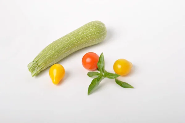 白の背景にバジル トマト ズッキーニ — ストック写真