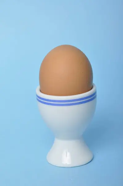 Βραστό Αυγό Μπλε Φόντο — Φωτογραφία Αρχείου