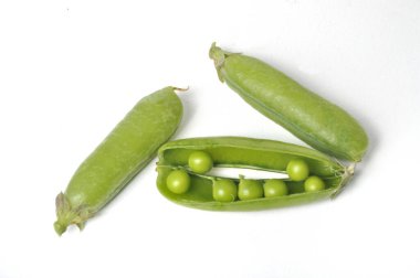 beyaz zemin üzerine bezelye