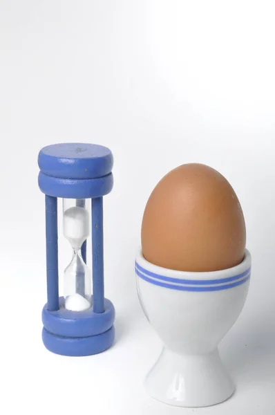 Βραστό Αυγό Και Κλεψύδρα Λευκό Φόντο Φωτογραφία Αρχείου