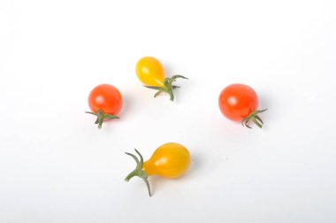 Beyaz arkaplanda domatesler