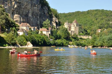 Dordogne nehrinde kanodaki turistler
