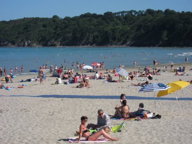 BINIC _ FRANCE, 18 Temmuz 2016: Brittany sahilinde turistler