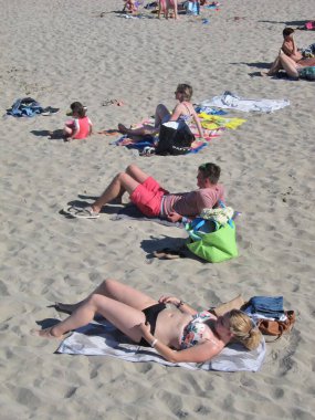 BINIC _ FRANCE, 18 Temmuz 2016: Brittany sahilinde turistler