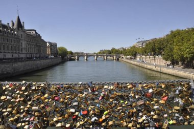 Pont Neuf Pont des Arts 'tan görüldü.