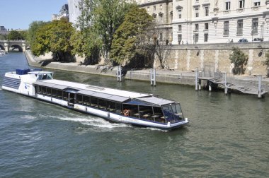 Paris 'te Seine nehri kıyısında bir tekne.