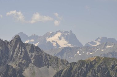 Valloire yakınlarında Savoy Dağı manzarası.