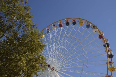 Lunaparkta dönme dolap