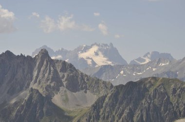 Valloire yakınlarında Savoy Dağı manzarası.
