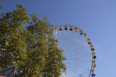 Lunaparkta dönme dolap