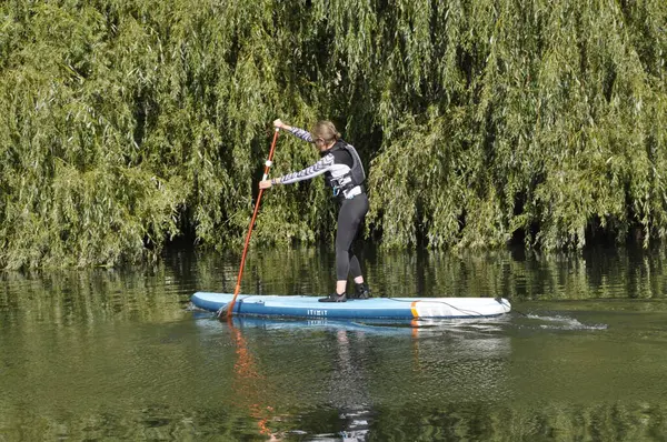 Moret-Loing-et-Orvalve, nehirde kürek çek.