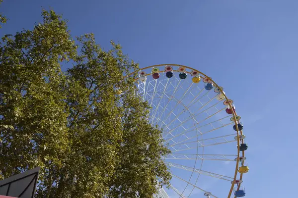 Lunaparkta dönme dolap