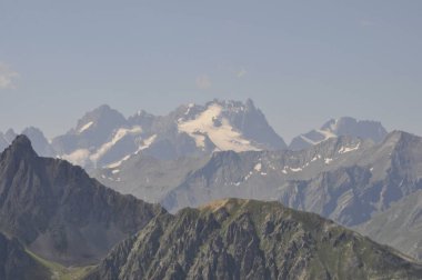 Valloire yakınlarında Savoy Dağı manzarası.