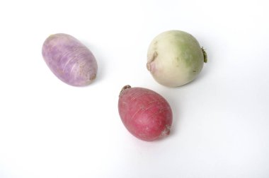 Beyaz arka planda kış turpları