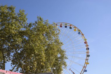 Lunaparkta dönme dolap