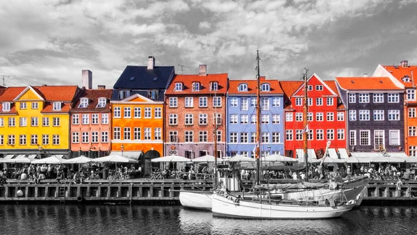 丹麦哥本哈根Nyhavn彩色建筑和船只的风景夏景 — 图库照片