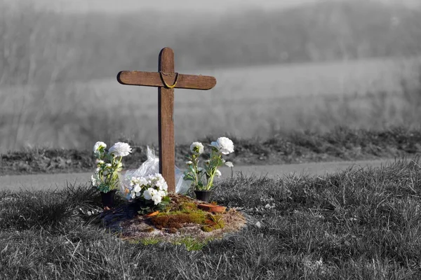 Croce Legno Semplice Fiore Una Tomba Cimiteriale Natura Accanto Alla — Foto Stock