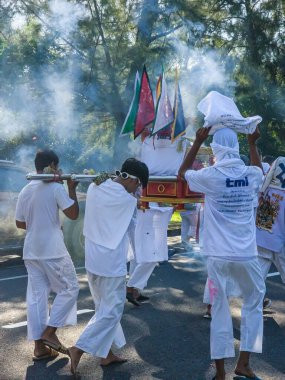 PHUKET, THAILAND - 19 Ekim 2023 'te Phuket Town, Phuket, Tayland' da düzenlenen Hok Ong Tong Tapınağı, Phuket Vejetaryen Festivali 'nde tanımlanamayan katılımcılar.