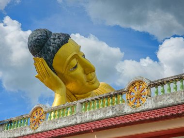 Gündüzleri Wat Sri Sunthon Tapınağı 'ndaki altın Buda heykelinin başı, Phuket, Tayland