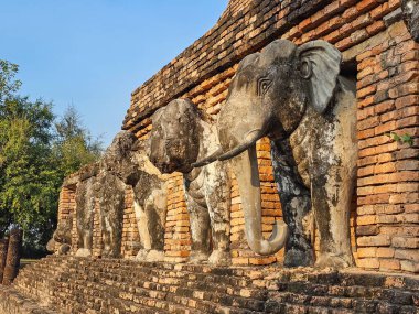 Gündüz vakti Sukhothai tarihi parkında Wat Chang Lom, Tayland