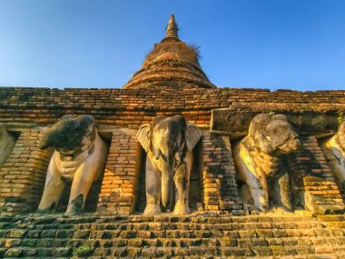 Gündüz vakti Sukhothai tarihi parkında Wat Chang Lom, Tayland