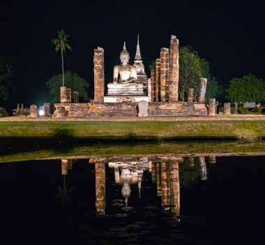 Geceleyin Sukhothai tarihi parkındaki Wat Mahathat tapınağında Buda, UNESCO Dünya Mirası Alanı, Tayland