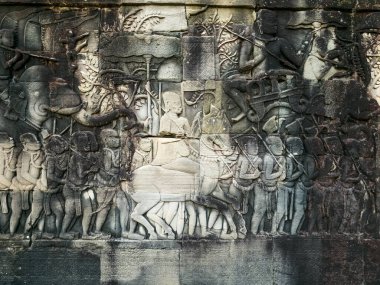 Angkor, Kamboçya 'daki Bayon Tapınağı' ndaki yardım heykelini kapatın.