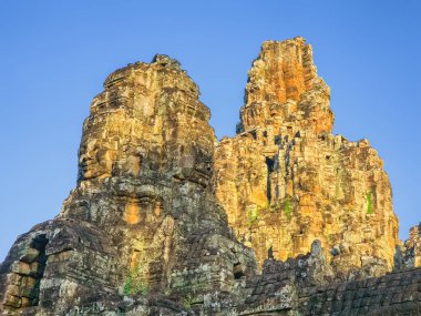 Bodhisattva Avalokiteshvara yüzü Angkor 'daki Bayon tapınağında gündüz, Kamboçya