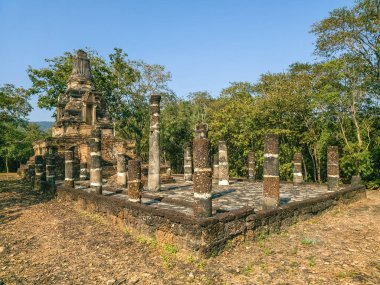 Wat Phra Bat Noi tarihsel tapınağı gündüz Sukhothai, Tayland