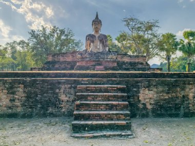 Wat Maechon tapınağındaki büyük taş Buda heykeli, Sukhothai, Tayland