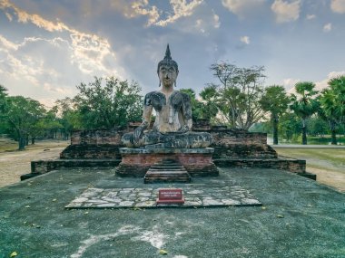 Wat Maechon tapınağındaki büyük taş Buda heykeli, Sukhothai, Tayland