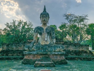 Wat Maechon tapınağındaki büyük taş Buda heykeli, Sukhothai, Tayland