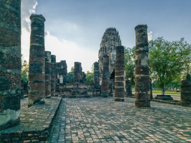 Gündüzleri Sukhothai, Tayland 'daki Wat Phra Phai Luang tapınağının kalıntıları.
