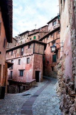 Tipik Albarracin sokağı, Teruel. İspanya.
