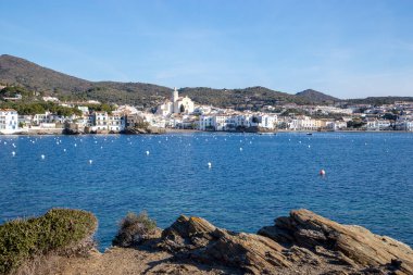 Kadavraların kıyıdan görünüşü. Girona, İspanya