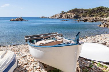S 'alguer koyunda bir tekne. Palamos, Girona