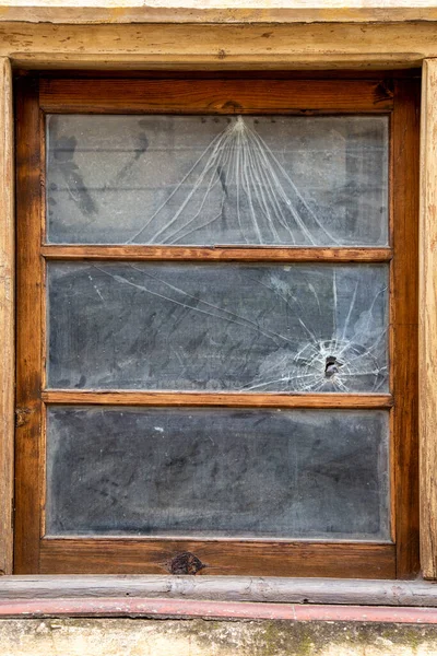 老旧木结构的窗户在磨擦墙上损坏了房子 — 图库照片