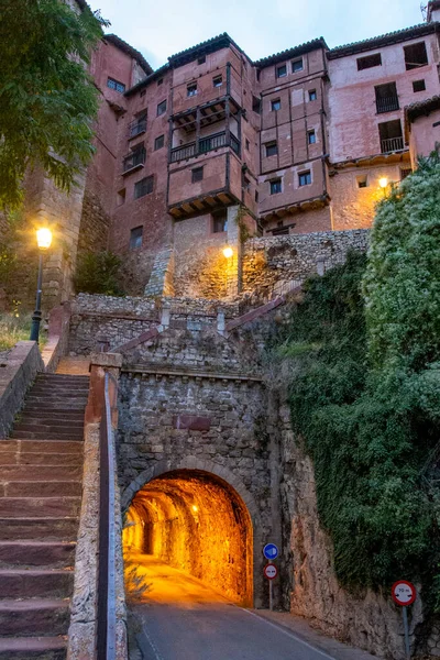 Teruel中世纪Albarracin镇之下的隧道和公路 免版税图库图片