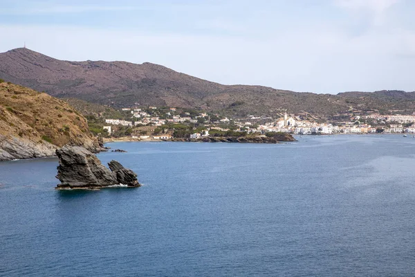 从海岸俯瞰卡达基的景色 西班牙吉罗纳 免版税图库图片