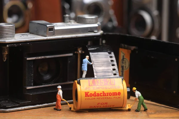 Miniatyr Arbetare Hantera Vintage Film Och Kameror — Stockfoto