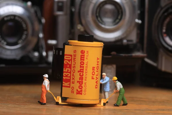 Trabalhadores Miniatura Manuseando Filmes Câmeras Vintage — Fotografia de Stock