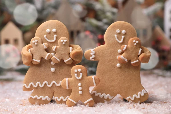 Happy Gingerbread Family Užívají Vánoční Prázdniny Svými Dětmi — Stock fotografie