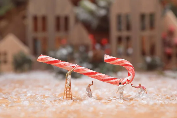 Maler Arbeiten Unermüdlich Der Erfüllung Von Zuckerstangen Bestellungen Weihnachten Stockbild