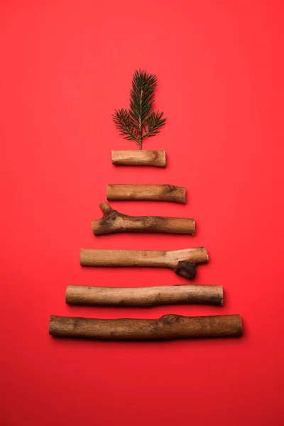 Wood Stick Weihnachtsbaum Auf Rotem Feiertagshintergrund lizenzfreie Stockbilder
