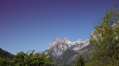 İlkbaharda mavi gökyüzü ile Alpler 'deki manzara