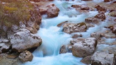 Nehirde kayalarla temiz su